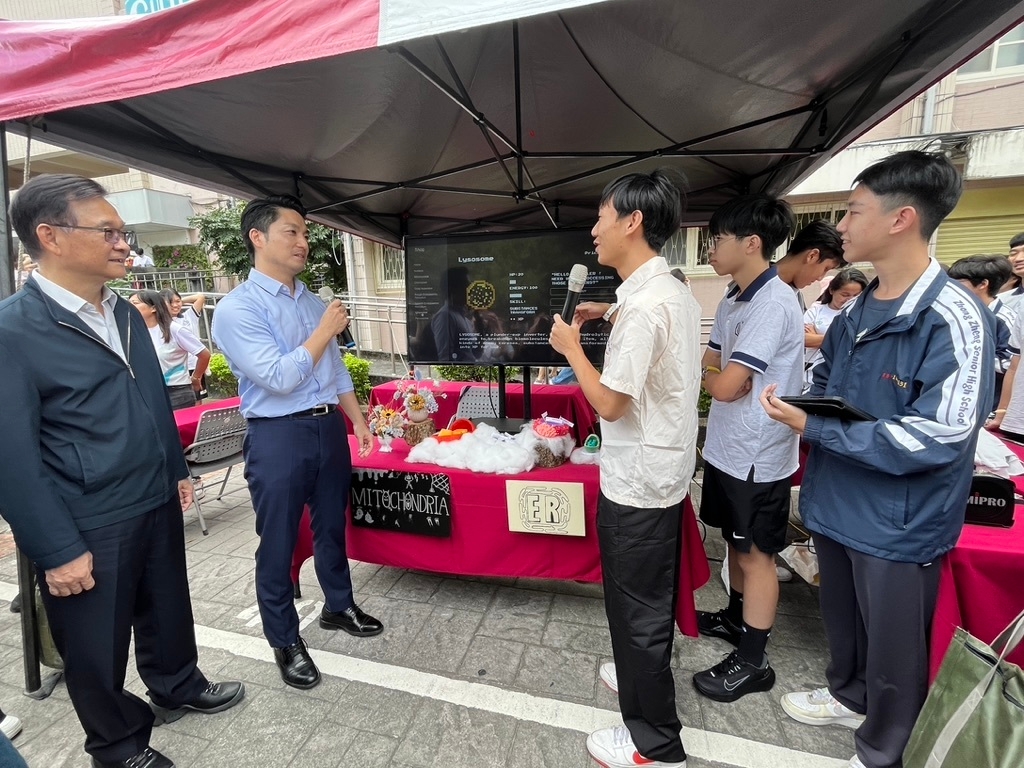 學生向市長介紹AP生物課程及他們在此活動中的應用